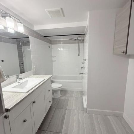 Grand 5½ rénové, 3 chambres, clim, 2 stationnements + rangement privé, dispo maintenant - Photo 4