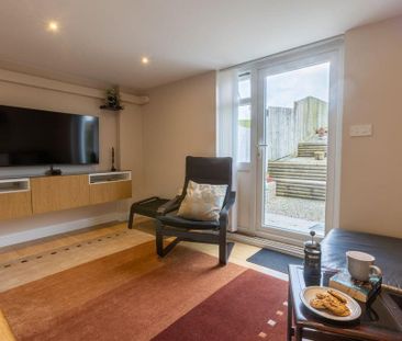 2 bedroom mews to rent - Photo 1