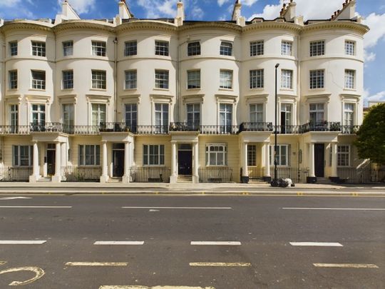 2 Bed Flat, Westbourne Street, W2 - Photo 1