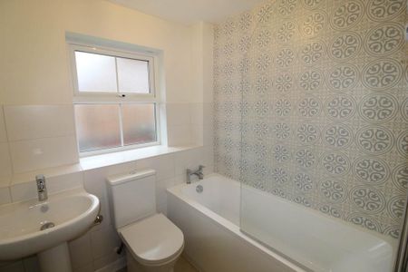 2 bedroom end of terrace house to rent - Photo 2