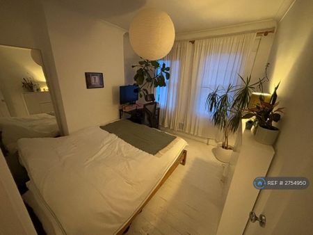 3 bedroom flat to rent - Photo 2