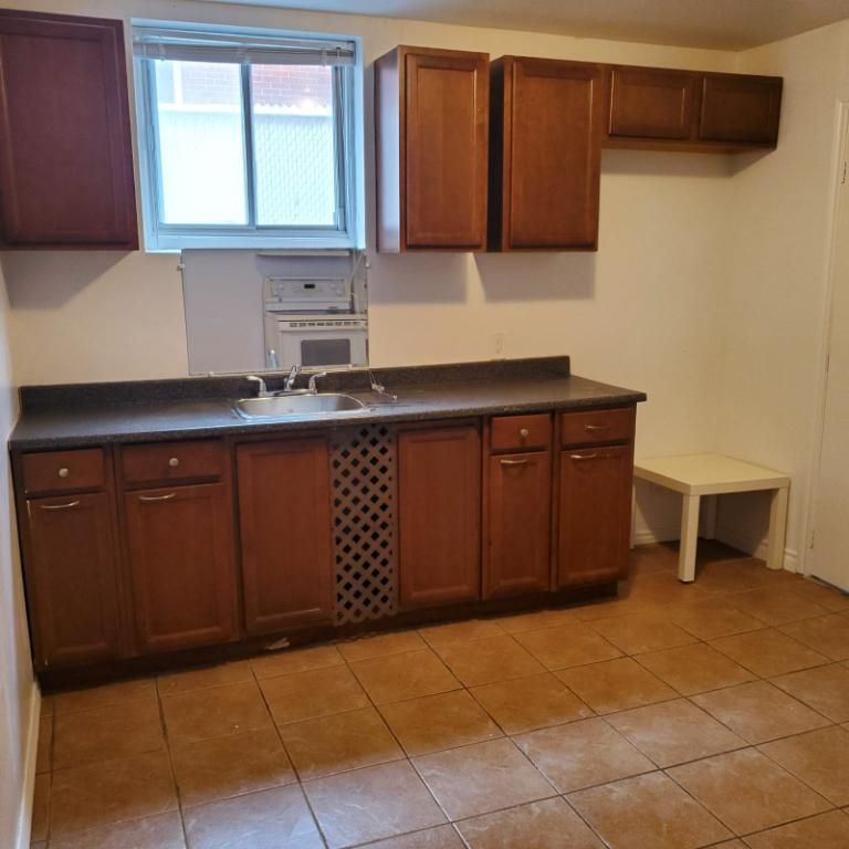 🏡 À LOUER – 3 ½ (demi sous-sol) – Quartier calme et paisible - Photo 1