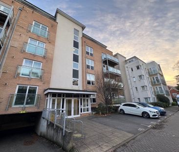 2 Bedroom Flat / Apartment - James Weld Close, Southampton - Photo 1