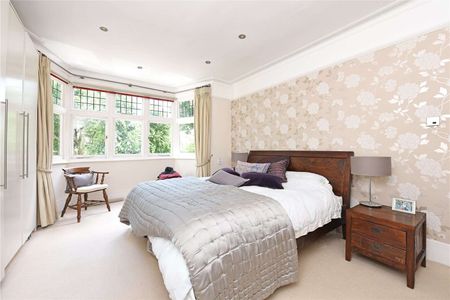 A large well presented seven bedroom family home in sought after East Sheen Avenue - Photo 2