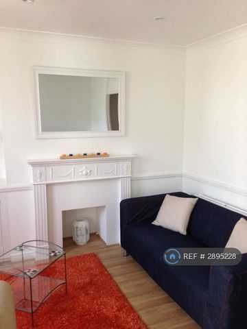 3 bedroom flat to rent - Photo 5