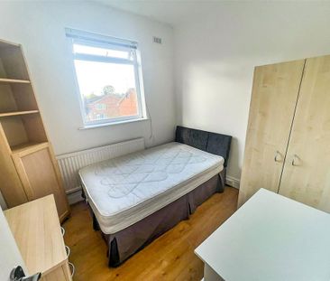 4 bedroom end of terrace house to rent - Photo 4