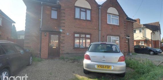 1 bedroom in a house share to rent - Photo 2