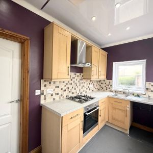 3 bedroom semi-detached garage/parking space to rent - Photo 2