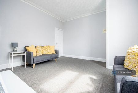 3 bedroom end of terrace house to rent - Photo 4