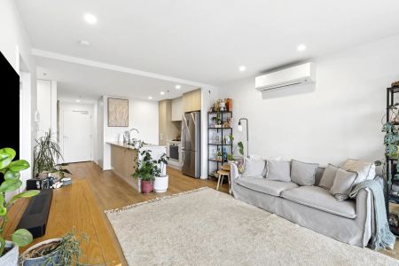 Stylish one bedroom apartment in the hear of Woden with a gym and pool in the complex! - Photo 2