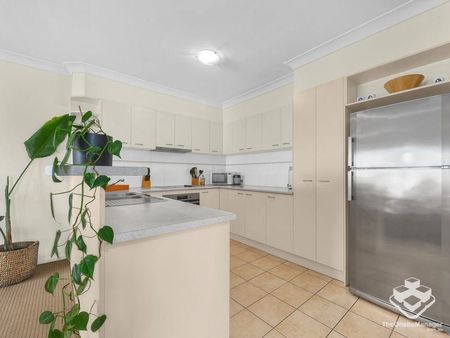 Spacious 3-Bedroom Townhouse with solar & Double Lock-Up Garage in Sought-After Corinda includes water and most of electricity. - Photo 5