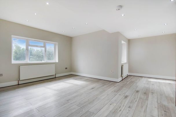 Price £600 pw - Available 18/11/2025 - Unfurnished - Photo 1