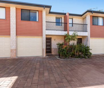 Modern Townhouse with Air Conditioning! - Photo 1