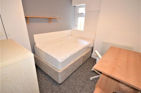 6 bedroom detached house to rent - Photo 5