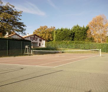 Maison à louer à Urrugne, avec piscine, tennis et vue montagnes. - Photo 6