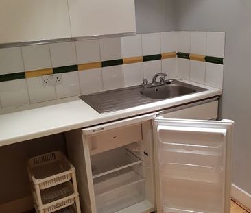 Studio Flat, Bedford Hill, SW12 - Photo 2