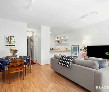 Convenient ground floor unit - Photo 2