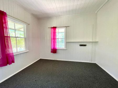 Peaceful 3 Bedroom Farmhouse in Woodford Island with Water Included - Photo 4