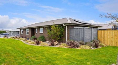 5 bedroom Carterton home - Photo 3