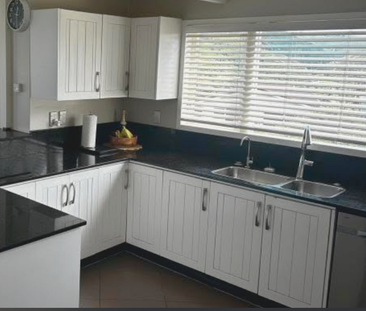 Large 4 bedroom Island bay home - fully furnished - Photo 5