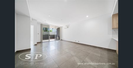Luxury One Bedroom Apartment - Photo 2