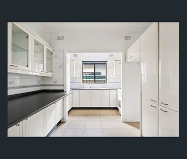 Beautifully Presented Family Home. - Photo 2