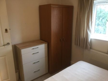 1 bedroom in a house share to rent - Photo 3