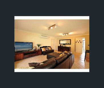 Peaceful duplex living close to Burleigh Beach. - Photo 1