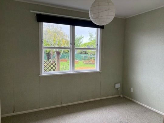 3 BEDROOM - GARAGE - SINGLE LEVEL - Photo 1