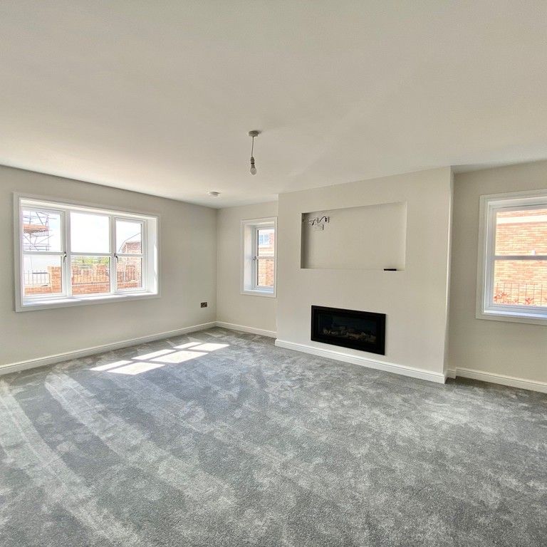 4 bedroom Four Bedroom Detached House to rent - Photo 1