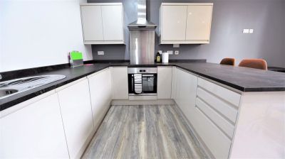 2 bedroom Flat in Flat 5, Leeds - Photo 4