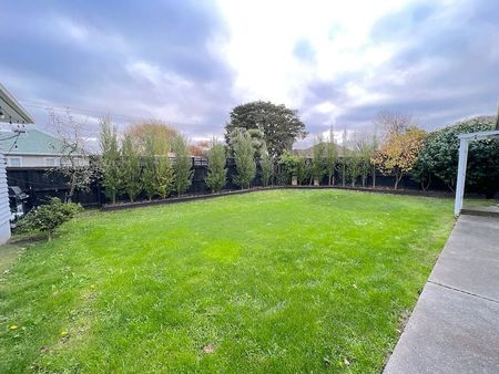 Home of 3 bedroom house and a sleep-out & ensuite - Photo 4