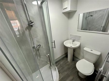 1 bedroom in a house share to rent - Photo 4