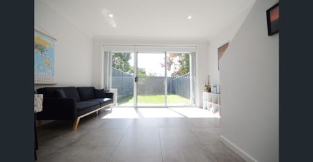 3 BEDROOM TOWNHOUSE WITH DUCTED A/C!! - Photo 2