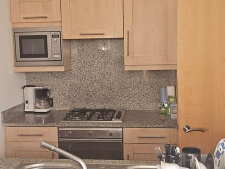 1 bedroom in a flat share to rent - Photo 2