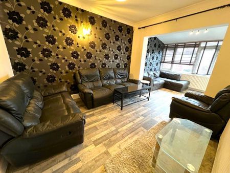 6 bedroom semi-detached house to rent - Photo 2