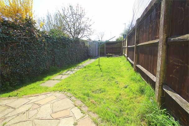 2 bed end of terrace house to rent in Bosanquet Close, Uxbridge, UB8 - Photo 1