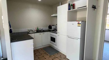 2 bedroom property with garage - Photo 3