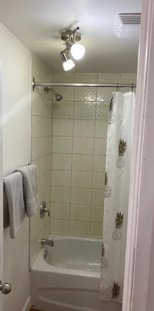 Super Studio loué tout compris, meublé et équipé au centre ville - Photo 1