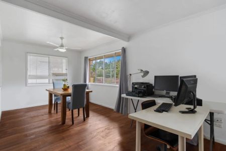 Spacious Three-Level Family Home in Quiet Greenslopes Street - Photo 2