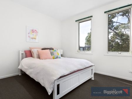 FANTASTIC 3 LEVEL TOWNHOUSE IN WELL MAINTAINED BLOCK, CENTRAL RICHMOND LOCATION - Photo 5