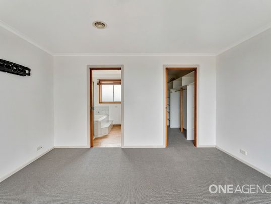 Large family home in great location! - Photo 1