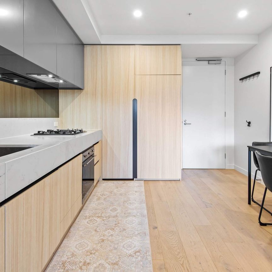 Stunning fully furnished Claremont St. apartment. - Photo 1