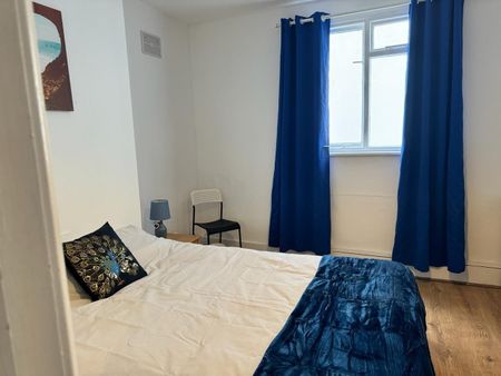 Room in a Shared Flat, Garratt Lane, SW18 - Photo 3