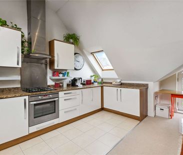 A stunning flat with its own street entrance, occupying the entire ... - Photo 4