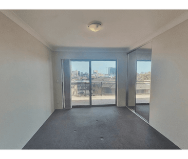 Spacious 3 Bedroom Double-Storey Unit in the Heart of Liverpool CBD - Photo 6