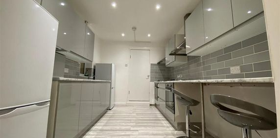 1 bedroom in a house share to rent - Photo 2