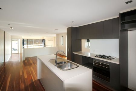 Oversized 2 bedroom apartment with own street entrance - Photo 4