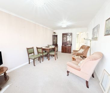 Salisbury Close, Alton, GU34 2TF - Photo 1