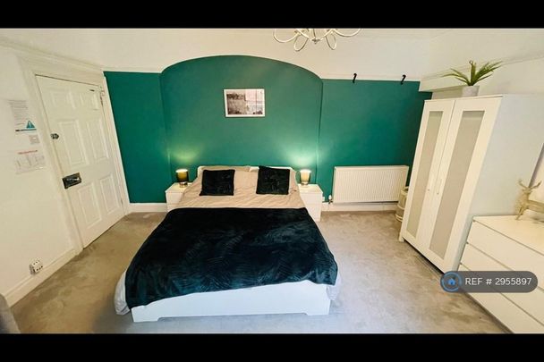 King size room in shared house : £540 per month - Photo 1